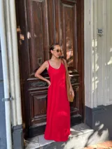 Vestido largo negro de viscosa, con escote en V y tirantes finos.