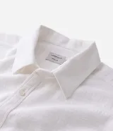 Camisa de manga corta blanca con textura de rayas, cuello inglés y abotonadura frontal.