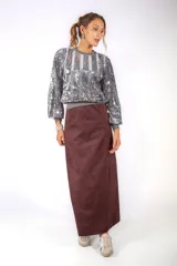 Sweater de cuello redondo y mangas largas abullonadas, confeccionado con un diseño de rayas verticales alternadas entre tejido liso y lentejuelas brillantes.