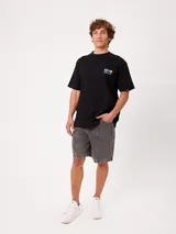 Remera gris oscuro de manga corta, con calce holgado y gran estampado en la espalda de una lata de refresco con la inscripción "Rusty Soda Club".