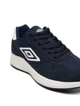 Championes urbanos Umbro modelo Volcan II, color azul marino con detalles en blanco. Presentan el logo de la marca en el lateral, cierre con cordones y suela de goma blanca.
