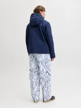 Pantalón de ski técnico impermeable y cortaviento con tiro alto, diseñado para brindar protección en condiciones de frío, viento y humedad. Confeccionado en tejido resistente, incorpora cierre con cremallera, bolsillos frontales y bolsillos laterales con cierre en velcro. Presenta ruedos con protección antinieve y polainas internas que bloquean la entrada de nieve, además de forro interior que aporta comodidad durante actividades de invierno.