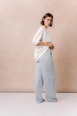 Pantalón celeste de pierna recta y silueta amplia, con cintura elástica y cordón regulable.