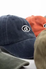 Gorra de gabardina color gris con logo bordado en el frente.