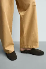 Mocasín casual para hombre de piel con acabado en serraje, en color verde militar, con punta redonda y suela ultrafina a tono.