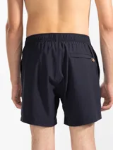 Short de baño azul marino con bordado de enredadera en la pierna izquierda. Tiene cintura elástica con cordón regulable, bolsillos laterales y trasero con cierre, y suspensor de malla fina hipoalergénico.