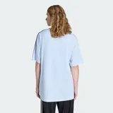 Remera Adidas Britcore Ringer de corte holgado, color celeste con detalles en bordó en el cuello redondo y las clásicas tres tiras en las mangas. Cuenta con el logo del Trifolio bordado en el pecho.