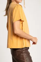 Remera de algodón de corte recto y calce al cuerpo, con cuello redondo y mangas cortas.