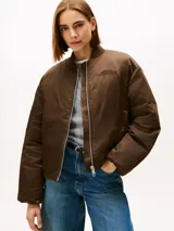 Campera bomber de satén color marrón, con diseño acolchado, cuello estilo béisbol de punto canalé y cierre frontal de cremallera. Presenta logo de la marca bordado en el pecho y hombros ligeramente caídos.