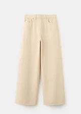 Jeans de corte wide leg en color beige, con tiro medio-alto, bolsillos clásicos y cierre frontal con botón y cremallera.