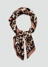 Pañuelo cuadrado de satén con estampado animal print de leopardo y bordes en tono marrón y negro.