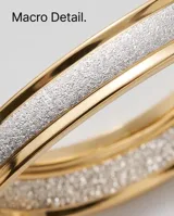 Esclava rígida de plata 925 con aplique de lámina de oro de 18k y detalles texturizados brillantes en la franja central.