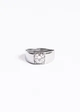 Anillo de acero quirúrgico con diseño de banda ancha y piedra central de zirconia engastada.