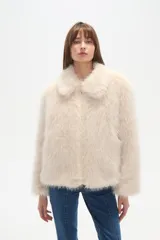 Campera de piel sintética color negro, con cuello, manga larga y cierre frontal. Presenta un diseño de corte holgado y textura suave.