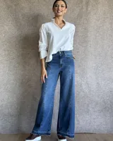 Pantalón de jean estilo wide leg con costuras verticales frontales, tiro alto y bolsillos laterales.