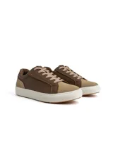 Championes Milán de diseño clásico, confeccionados en ecocuero marrón con detalles en ecogamuza en la puntera y talón, suela de goma blanca y cordones beige.