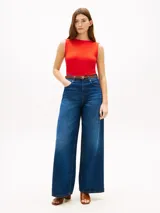 Musculosa de Tommy Hilfiger roja de corte ajustado, con diseño acanalado, cuello bote y pequeño logo bordado en el pecho.