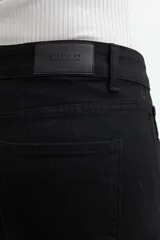 Pantalón de jean azul oscuro, corte skinny.