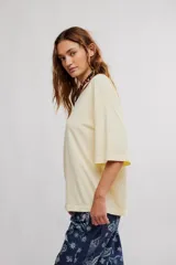 Remera de algodón muy suave, de calce oversize y silueta recta, con escote redondo y mangas cortas de hombro caído.