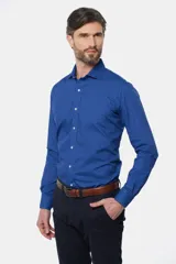 Camisa de manga larga azul con estampado de lunares y patrón geométrico pequeño, cuello camisero y botones frontales blancos.