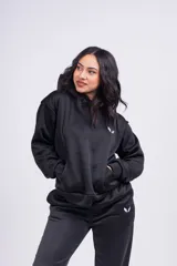 Buzo color piel con capucha y corte holgado.