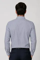 Camisa de algodón de manga larga con diseño de rayas verticales en tonos gris y blanco, cuello camisero clásico y cierre frontal con botones.