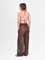 Pantalon de tejido de red color marrón, de corte recto y tiro medio con cintura elástica.