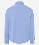 Camisa de manga larga blanca, corte slim fit, con cuello tradicional y abotonadura frontal.