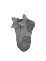 Medias cortas de corte deportivo en color gris, con refuerzos en talón y puntera, y detalle de líneas horizontales en la zona del arco y talón.