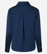 Camisa de satén color verde oliva, de manga larga con puños abotonados y cuello inglés.