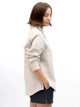 Camisa de manga larga confeccionada en 100% lino natural, con cuello clásico y cierre frontal de botones. Presenta un calce relajado y una textura ligera, ideal para climas cálidos.