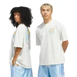 Remera de algodón color blanco, de corte holgado y cuello redondo. Presenta un estampado gráfico circular en el pecho y en la espalda con el logo de Adidas y motivos de básquet en tonos celestes y amarillos.