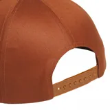 Gorra tipo snapback de Adidas Skateboarding en color marrón, con estructura de seis paneles y parche rectangular con el logo de la marca en el frente.