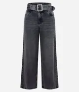 Pantalón wide leg de denim en color gris oscuro con efecto lavado. Presenta cintura baja, cierre frontal con botón y cremallera, bolsillos funcionales y un cinturón integrado del mismo tejido con hebilla metálica.