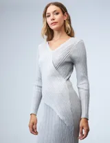 Vestido midi de tejido rib, color gris, con escote en V cruzado, manga larga y tajo lateral en el ruedo.