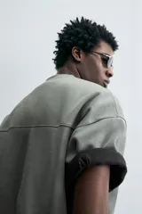 Sudadera de manga corta color marrón oscuro, con cuello redondo y bajo acabado en rib. Presenta un corte relajado y holgado (boxy fit).