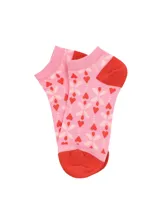 Medias cortas de color rosado con diseño estampado de corazones y flores, con talón y puntera en color rojo.