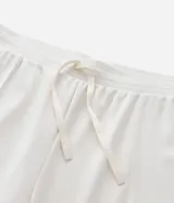 Pantalón deportivo de corte recto confeccionado en modal, con cintura elástica, cordón ajustable y bolsillos delanteros aplicados.
