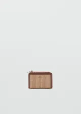 Billetera pequeña tipo monedero de color tostado con textura trenzada, detalles en material sintético marrón y cierre de cremallera superior.