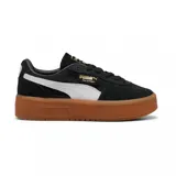 Championes Puma modelo Palermo Elevata, de diseño urbano con plataforma. Presenta una capellada de gamuza negra con la icónica franja lateral en cuero blanco y detalles dorados en la marca. La suela es de goma color caramelo con plataforma elevada.