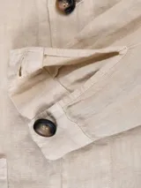 Campera estilo sobrecamisa negra de lino premium, con bolsillos y costuras reforzadas.