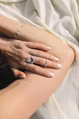 Anillo de plata 925 con diseño irregular y forma orgánica.