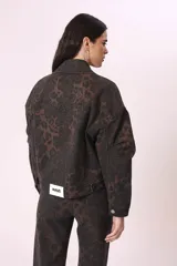 Campera de jean con estampado animal print en tonos marrones y negros, corte cropped y bolsillos delanteros.