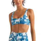 Top de bikini con estampado floral en tonos azules y blancos, con breteles anchos y corte deportivo.