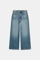 Jeans de mezclilla de tiro alto y diseño wide leg, con cinco bolsillos, trabillas para cinturón y cierre frontal con cremallera y botón metálico. Perteneciente a la colección Zara Woman Collection.