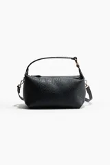 Cartera negra de cuero sintético con textura granulada, diseño rectangular, cierre superior y anillas decorativas metálicas. Incluye asa corta de mano y correa fina ajustable y extraíble para usar cruzada o al hombro.