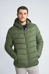 Campera puffer de hombre con capucha, cierre frontal completo y bolsillos laterales. Diseño acolchado con costuras horizontales.