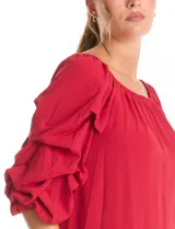 Blusa de crepe color rojo, con escote bote elastizado y mangas tres cuartos con volados.