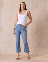 Pantalón de jean acampanado color celeste, marca Djeans. Con tres bolsillos delanteros y dos traseros.