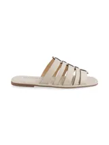 Sandalia plana tipo chatita Pasqualini modelo Atenas, de color off-white, con capellada de múltiples tiras cortadas a láser de estilo mediterráneo, punta cuadrada y suela baja.